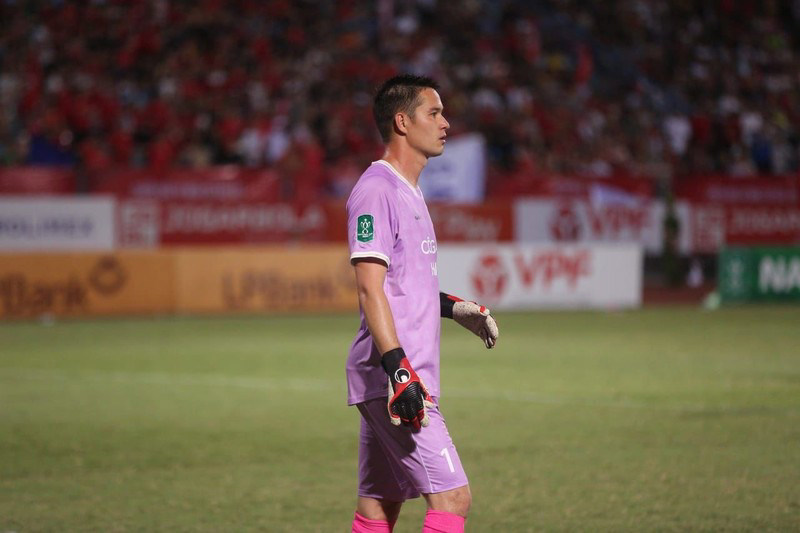 vo-filip-nguyen-toi-mong-chong-se-vo-dich-v-league-va-duoc-khoac-ao-dt-viet