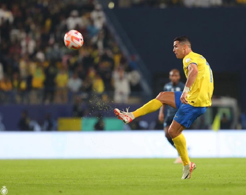 Dám đối xử phũ với Ronaldo, giải Ả Rập nhận cơn mưa ‘gạch đá’